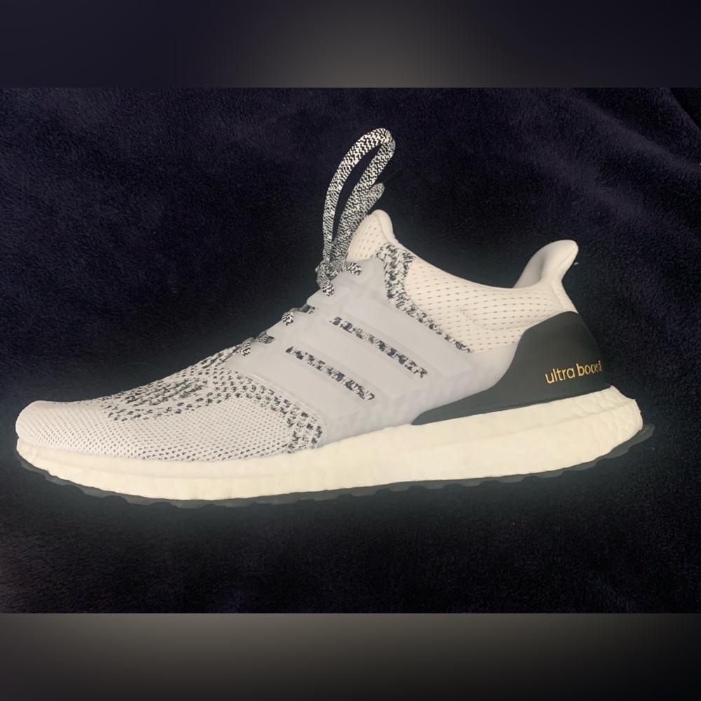 Mens Adidas sz 9.5 UltraBoost 5 DNA 'White Black' *BRAND NEW*